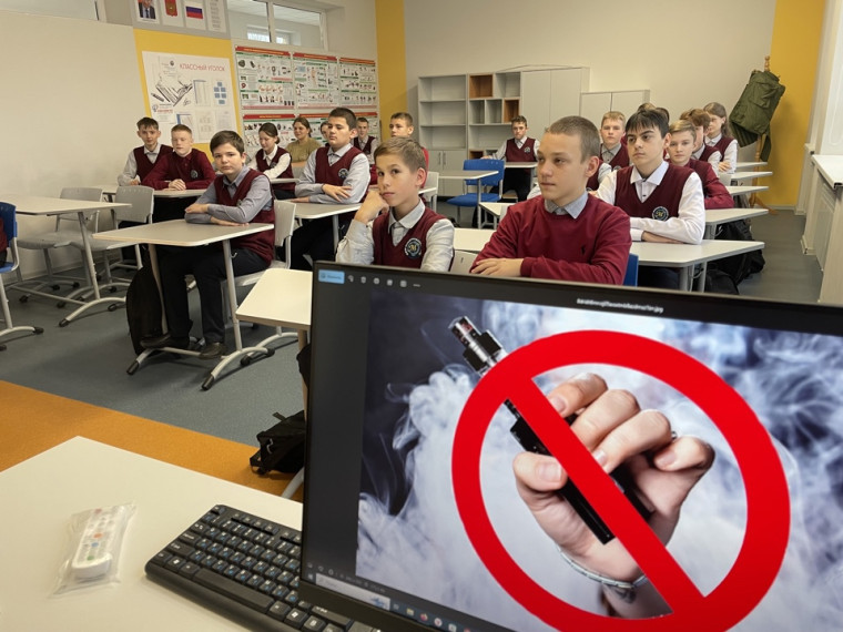 За последние годы мы часто видим людей, которые вместо обычных сигарет курят электронные..